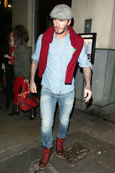 David Beckham chọn cho mình chiếc áo và đôi giày đỏ làm điểm nhấn cho bộ denim đơn giản