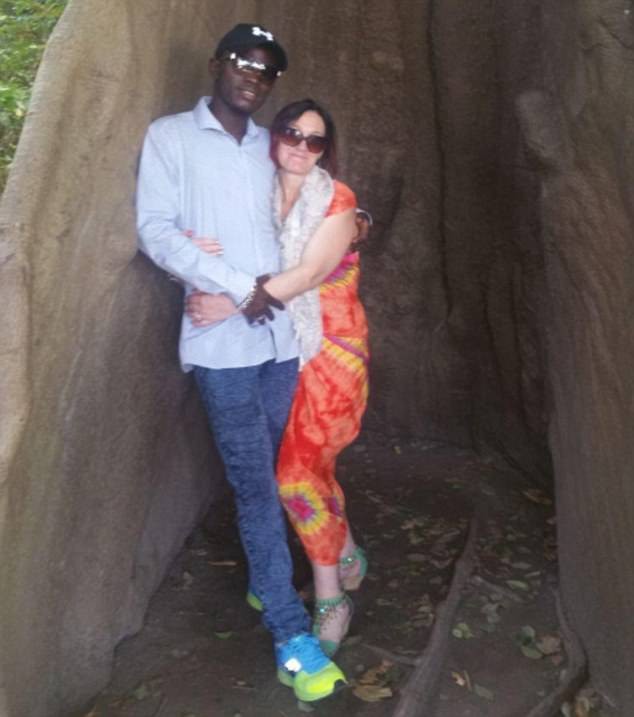 ... để theo đuổi t&igrave;nh y&ecirc;u l&atilde;ng mạn với một ch&agrave;ng trai trẻ Gambia trẻ hơn m&igrave;nh tận 14 tuổi.