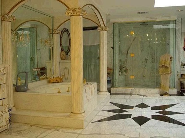 Nhà tắm cũng được xây theo phong cách sang trọng, lộng lẫy.