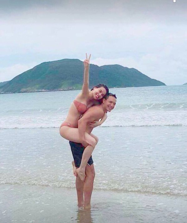 Giữa tháng 8, Kim Lý bất ngờ chia sẻ ảnh cõng Hồ Ngọc Hà tại bãi biển ở Côn Đảo. Bức ảnh này được nam diễn viên xóa đi vài giây sau đó nhưng vẫn kịp lan truyền nhanh chóng trên mạng xã hội. Chuyến đi này có cả sự hiện diện của con trai và mẹ của nữ ca sĩ. Từ Côn Đảo về TP HCM, cặp đôi bị một số fan bắt gặp lúc đang hôn nhau tại sân bay Tân Sơn Nhất. Mặc kệ những khoảnh khắc tình tứ được lan truyền, hai nhân vật chính vẫn tiếp tục giữ im lặng với truyền thông.