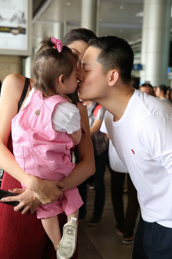 Vừa xuống phi trường, Louis Trần đã nhanh chóng đến hôn con gái. Anh về nước cũng trùng dịp sinh nhật 2 tuổi của bé Kiến Lửa.