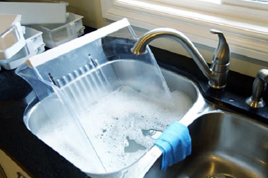 Tháo các ngăn tủ đi rửa thật sạch rồi phơi cho ráo hết nước, trong khi đó dùng khăn mềm lau sạch bên trong tủ với baking soda hoặc giấm.