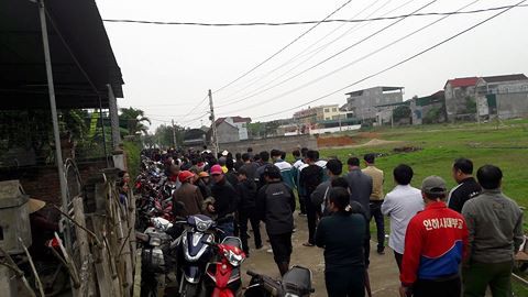 
Rất đông người đến tiễn đưa Hằng về nơi an nghỉ cuối cùng
