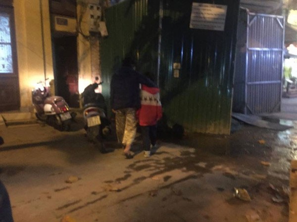 Cháu Kh. được đưa về nhà nghỉ sau khi ở bệnh viện về