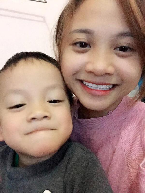 Chị Phương và con trai thứ 2, bé Tèo.