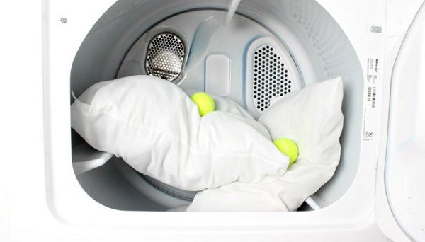 Khi giặt bằng máy, sau khi giặt xong chọn chế độ sấy và cho vào cùng với gối vài quả bóng tennis để đảm bảo độ bông mềm cho gối.
