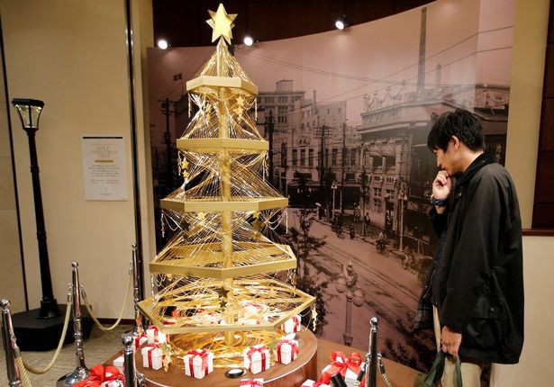 Một cây Noel khác trị giá 1,8 triệu USD được tạo nên từ những sợi vàng cũng thu hút sự chú ý của dư luận Nhật Bản vào năm ngoái