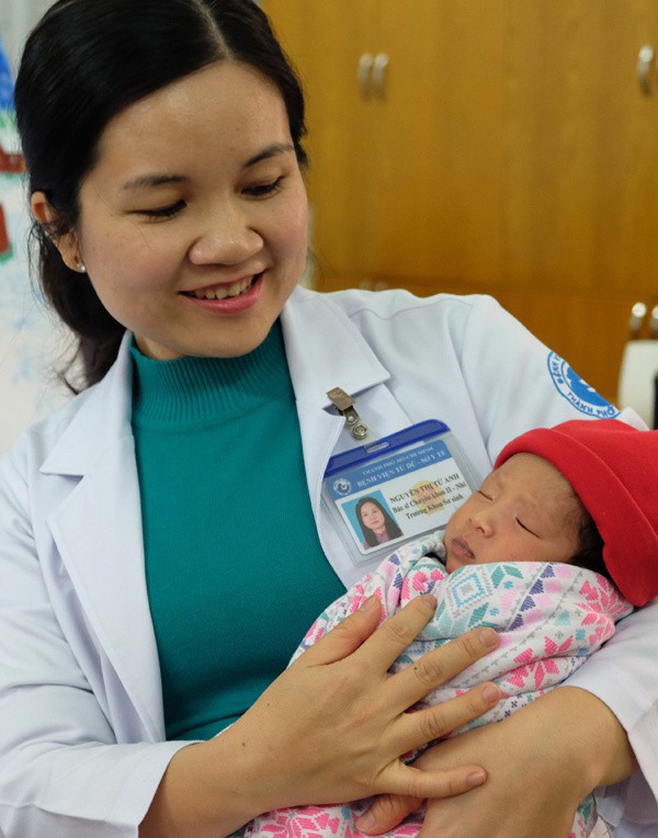 Hơn 2 tuần qua, c&ocirc; b&eacute; sống trong t&igrave;nh y&ecirc;u thương v&agrave; chăm s&oacute;c của c&aacute;c b&aacute;c sĩ khoa Sơ sinh. Trong ảnh l&agrave; b&aacute;c sĩ Nguyễn Thị Từ Anh, Trưởng khoa Sơ sinh, lu&ocirc;n xưng mẹ, hết mực chăm lo cho b&eacute;.
