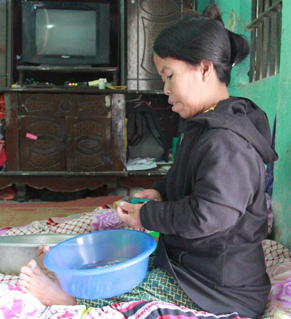 
Nghề bóc tâm sen mang lại thu nhập hơn 12 nghìn đồng mỗi ngày cho gia đình chị Bình. Ảnh: Phan Dương.
