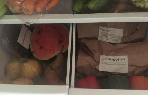 Nhiều người thường để lẫn rau và củ quả trong ngăn rau của tủ lạnh. Khi đã cất vào tủ lạnh, rau và quả cần được để cách xa nhau, tốt nhất nên cho vào hai ngăn khác nhau, bởi một số trái cây sản sinh ra ethylene, loại khí có khả năng khiến rau quả nhanh chín và hỏng.