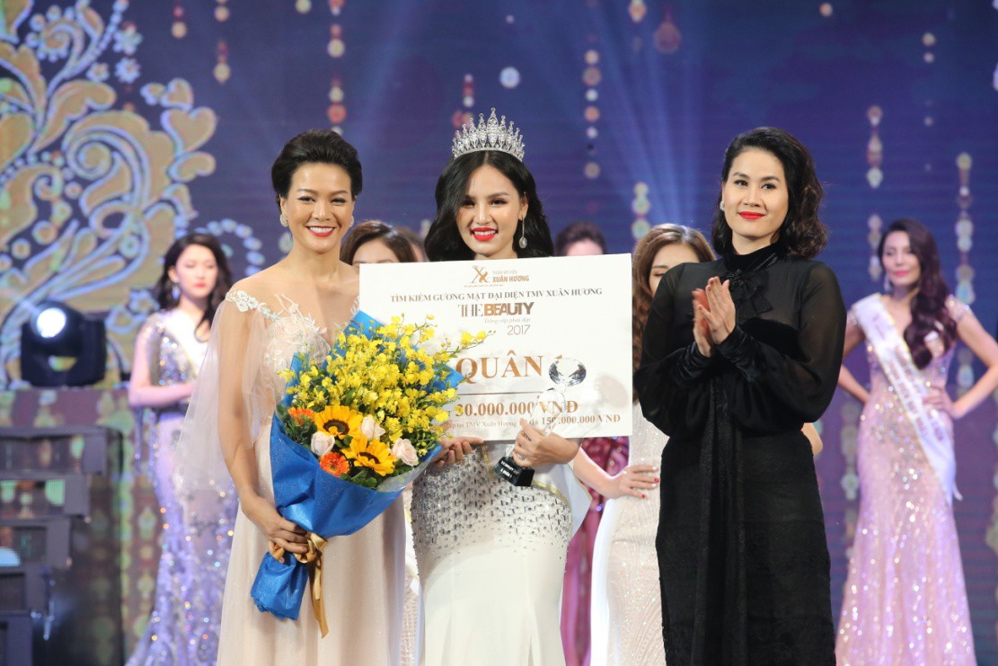 Nữ diễn viên Hoàng Xuân và Thân Thúy Hà trao giải cho Á quân 2