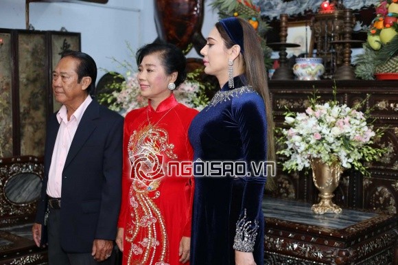 Lâm Khánh Chi chụp ảnh cùng bố mẹ ruột