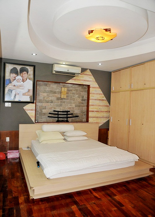 Ph&ograve;ng ngủ sang trọng của vợ chồng L&yacute; Hải.