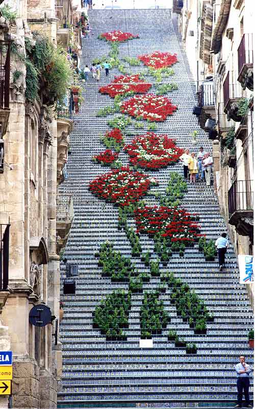 Những bậc thang dài và cao khiến người ta đều ngán ngẩm đã được hô biến thành vườn hoa đầy lạ thường và lãng mạn ở Italy.