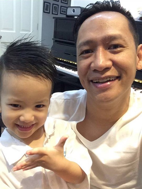 
Nam ca sĩ cũng rất hay chia sẻ h&igrave;nh ảnh gia đ&igrave;nh của m&igrave;nh l&ecirc;n facebook c&aacute; nh&acirc;n.
