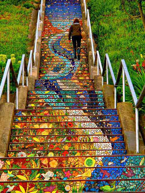 Hoa mắt với thiết kế họa tiết đầy màu sắc và lạ mắt của những bậc thang tại San Francisco, California.