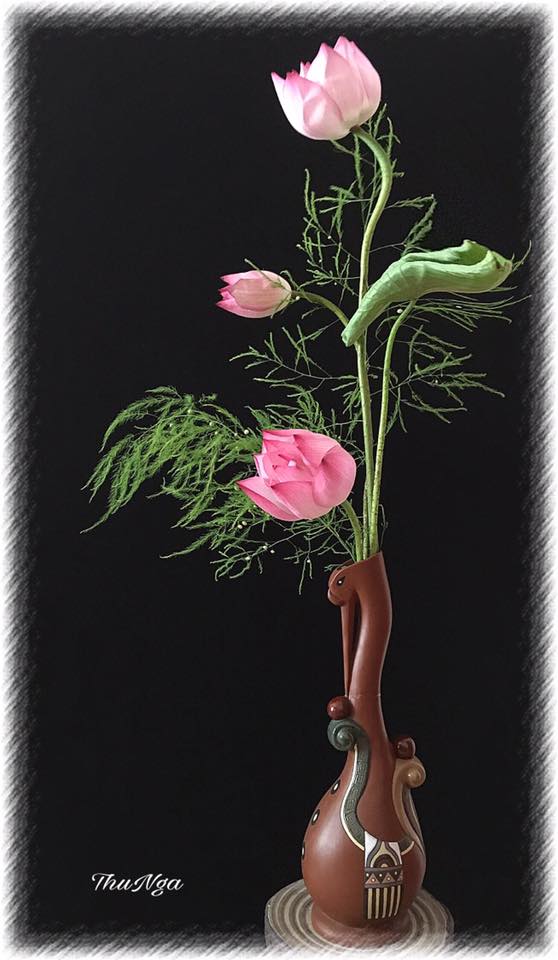 Cắm hoa bình cao là cả một nghệ thuật, đòi hỏi người cắm phải có cái nhìn sáng tạo, mắt thẩm mỹ nhưng vẫn theo một số quy tắc nhất định.