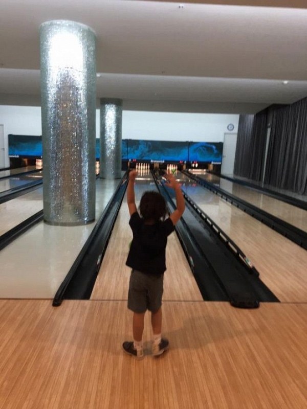 Là con trai nên Tôm được học chơi bowling.