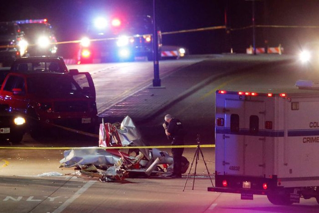 Cảnh sát chụp ảnh hiện trường vụ tai nạn (Ảnh: Dallas News)