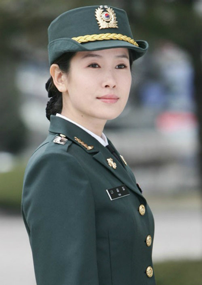 Lee Tae Ran (1975) hóa thân thành đại tá Na Seol Chil - cô con gái thứ hai mạnh mẽ, được xem như người đàn ông trong gia đình họ Na. Cô thầm yêu cậu bạn thân Yoo Il Han nhiều năm nên từ chối tình cảm của hạ sĩ Yeon Ha Nam. Sau này, Seol Chil cảm động trước sự chân thành của chàng hạ sĩ, cả hai kết thúc bằng đám cưới theo nghi thức quân đội.