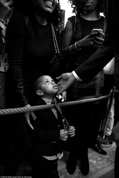 
Khoảnh khắc cậu bé ngơ ngác khi được ông Obama sờ má hồi tháng 2/2016 lọt vào ống kính nhiếp ảnh gia Nhà Trắng.
