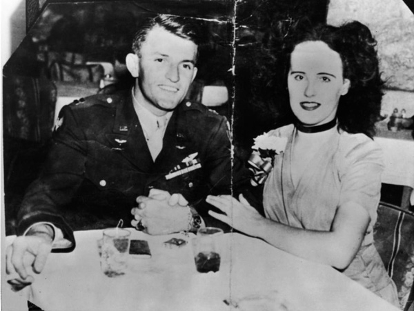 
Elizabeth cùng Matt Gordon, người yêu không may thiệt mạng trong Thế chiến II.
