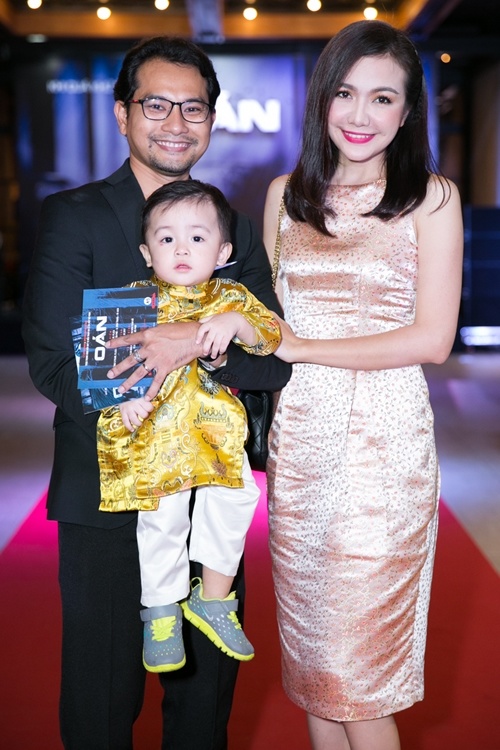 Cặp nghệ sĩ Huỳnh Đông (trái) và Ái Châu nâng niu con trai trong buổi ra mắt phim kinh dị do anh làm đạo diễn và đồng biên kịch.