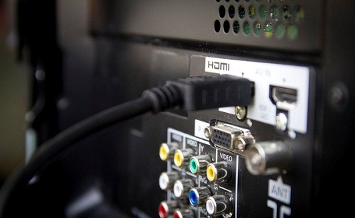Hầu hết các mẫu laptop thế hệ mới đều được trang bị khả năng xuất tín hiệu AV thông qua đường HDMI. Đây là một giao tiếp kết nối tiện dụng khi mang tới chất lượng hình ảnh Full HD đi kèm với âm thanh số đa kênh, giúp tiết kiệm tránh phải sử dụng quá nhiều dây cáp khác. Ảnh: Lamntn.