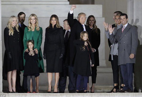 
Trump giơ nắm tay chiến thắng trước đám đông người ủng hộ ở đài tưởng niệm Lincoln.
