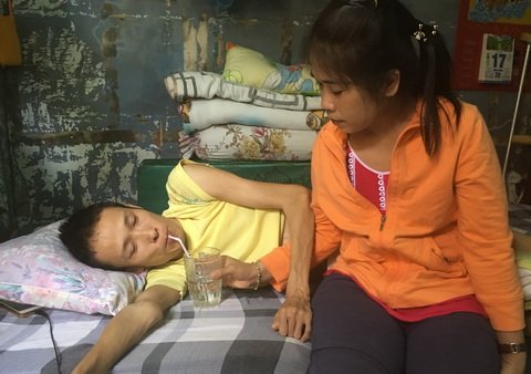Chị Hồ Thị Nga b&ecirc;n anh suốt 3 năm nay. Ảnh: Trần Ch&aacute;nh Nghĩa