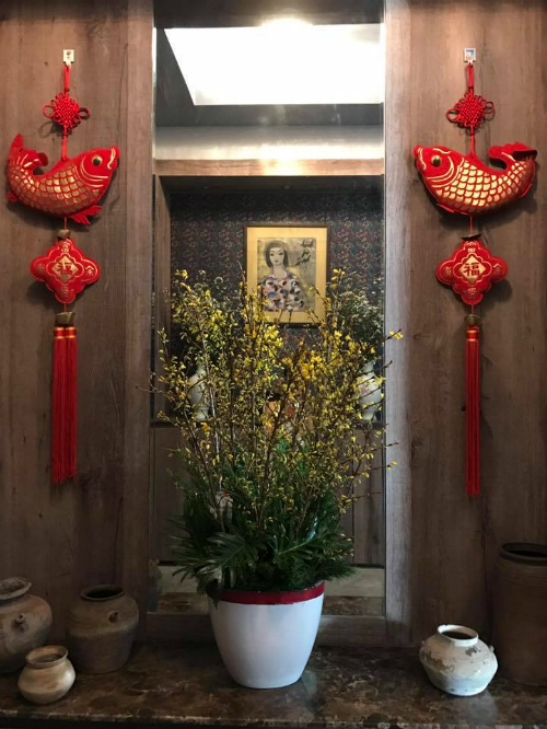 Hai con của cô là Tôm và Tép cũng đưa ra ý tưởng trang trí ngôi nhà ngày Tết tràn ngập màu sắc. Hình chú cá chép do chính tay các thiên thần nhỏ treo lên tường.