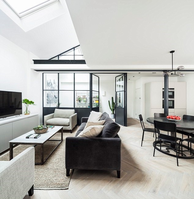 Việc sử dụng khung sắt đen ốp kính tạo cảm giác căn hộ rất rộng rãi, thông thoáng. Chủ đầu tư của dự án cho rằng 12 căn hộ chính là của hiếm về thiết kế ở Anh.