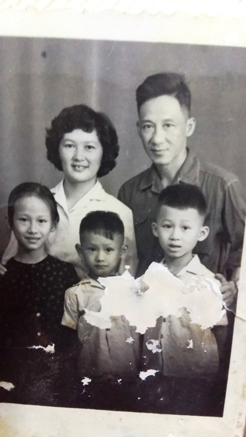 Vợ chồng cụ Chấn và 3 người con đầu Ảnh Thúy Hằng chụp lại từ tư liệu gia đình