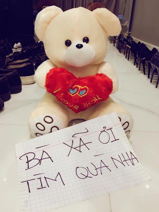 
 Trong ngôi nhà ấm cúng của hai người, chú gấu bông ôm dòng chữ Bà xã ơi tìm quà nha đã khiến Hari Won không thể cầm được nước mắt xúc động.
