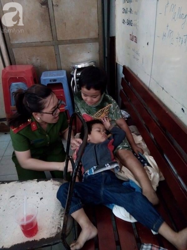 Đứa bé khoảng 3 tuổi ngủ thiếp bên cạnh đứa lớn ngay tại công an phường 10, quận Gò Vấp
