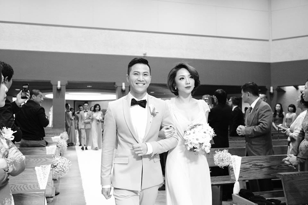 Hai ca sĩ Mai Tiến Dũng và Tóc Tiên làm phù rể, phù dâu trong đám cưới của Đình Bảo. Thời điểm nhóm AC&M tan rã, Đình Bảo chuyển sang Mỹ định cư và phát triển sự nghiệp. Thời gian đầu ở hải ngoại, anh từng thuê nhà ở chung với Mai Tiến Dũng và Tóc Tiên nên rất thân thiết với hai ca sĩ.