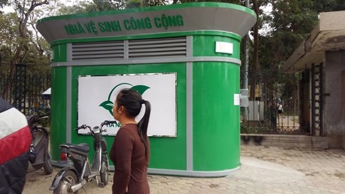 Nh&agrave; vệ sinh c&ocirc;ng cộng vừa mở cửa đ&atilde; bị hỏng