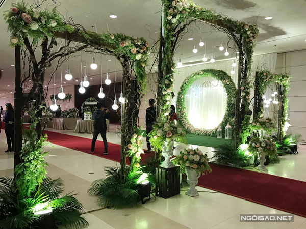 
Khung cảnh tiệc cưới của Á hậu Việt Nam 2012 được trang trí như một khu vườn mùa xuân với rất nhiều cây cỏ, hoa tươi.
