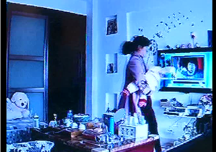 
H&igrave;nh ảnh b&agrave; Hồ rung lắc b&eacute; g&aacute;i hơn 4 th&aacute;ng tuổi được cắt ra từ clip.
