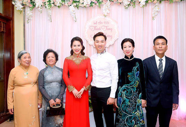 
Trước đó, hôm 21/2, cặp đôi đã tổ chức lễ ăn hỏi tại nhà riêng. Đám cưới của Thành Trung sẽ diễn ra vào ngày 22/3 ở Hà Nội.

