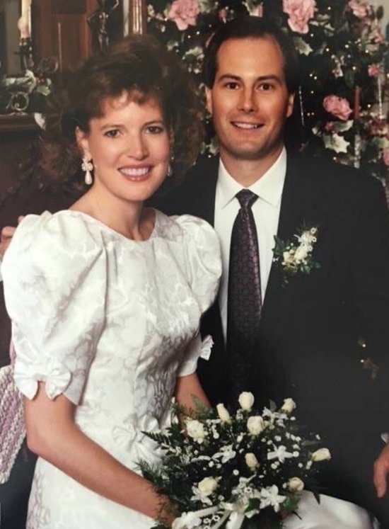 
Bà Lora và ông Jim kết hôn vào ngày 20 tháng 10 năm 1990.
