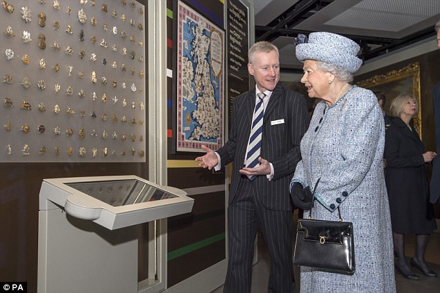 
Nữ hoàng được nhân viên Bảo tàng hướng dẫn thăm quan.
