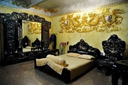
Phòng ngủ dát vàng với giường tủ gỗ quý hiếm.
