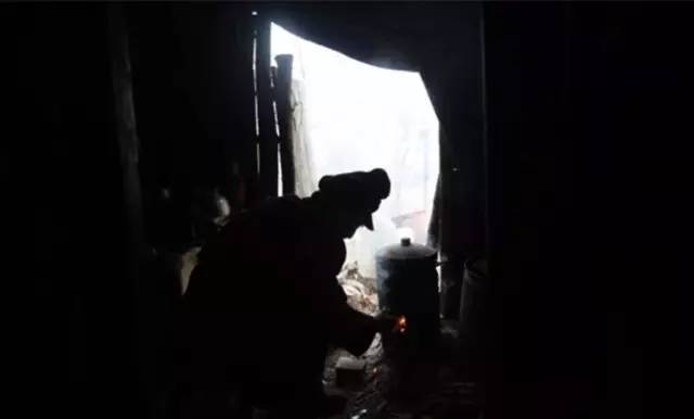 
D&ugrave; sống một m&igrave;nh nhưng &ocirc;ng l&atilde;o chẳng hề c&ocirc; đơn, &ocirc;ng lu&ocirc;n cảm thấy c&oacute; vợ ở b&ecirc;n như những ng&agrave;y c&ograve;n xu&acirc;n sắc.
