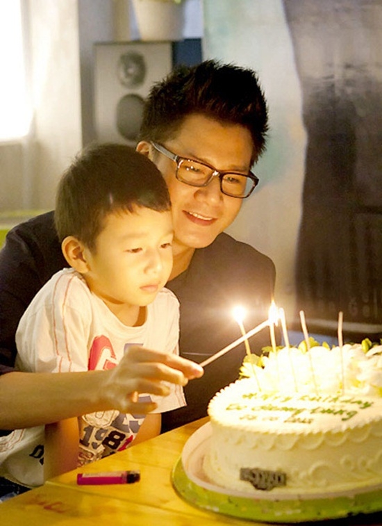 “Hạnh phúc của một người cha là nhìn thấy con mình lớn lên mỗi ngày. Có thể năm trước con tôi có một sở thích này, nhưng năm nay cậu bé sẽ có một sở thích khác, vì thế, tôi cảm thấy hạnh phúc khi bên cạnh nhìn thấy con mình trưởng thành theo từng độ tuổi, nhìn Bảo Nam tự quyết định, lựa chọn những điều mình thích!”.