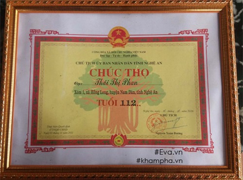 Năm 2016, Chủ tịch UBND tỉnh Nghệ An chúc thọ cụ tròn 112 tuổi