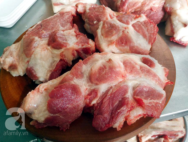 Nhiều người nội trợ được ăn thịt lợn với giá phải chăng nhờ nhiều người tự mổ lợn bán.