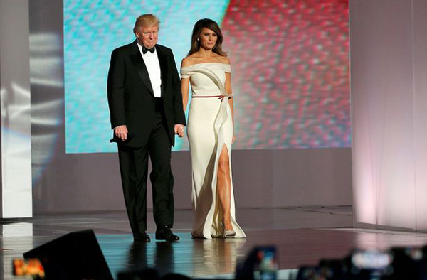 
Ông Trump nắm tay vợ trong tiệc khiêu vũ mừng chiến thắng hồi tháng 1. Ảnh: Reuters.
