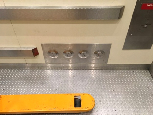 Nếu bước vào thang máy một mình và tay ôm nhiều đồ, bạn vẫn có thể dùng chân để bấm bảng điều khiển.
