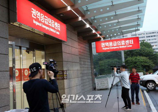 
Phóng viên túc trực rất đông bên ngoài bệnh viện Mokdong, Daejeon để lấy tin.
